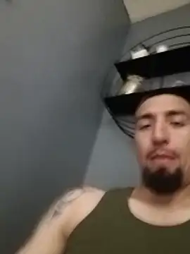 Snapshot of 1daddy_is_here chatting on June 13, 6:33 am 1daddy is here online show from June 13, 6:33 am