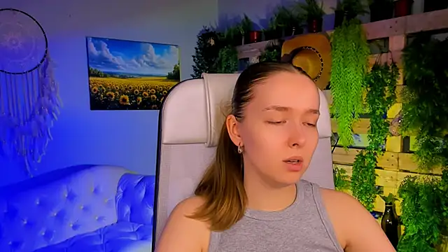 Snapshot of JenniferGraces chatting on October 21, 10:27 am JenniferGraces online show from October 21, 10:27 am