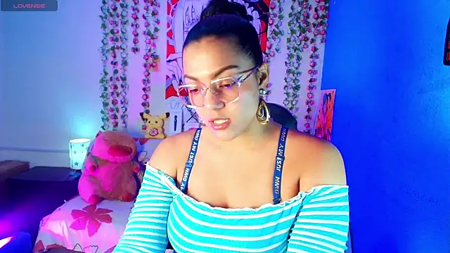 Snapshot of Vicky_Miller_05 chatting on May 15, 7:21 pm Vicky Miller 05 online show from May 15, 7:21 pm