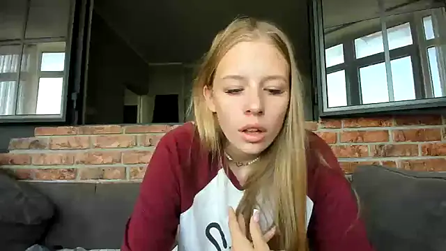 Snapshot of AnnNorriss chatting on September 21, 6:04 am AnnNorriss online show from September 21, 6:04 am