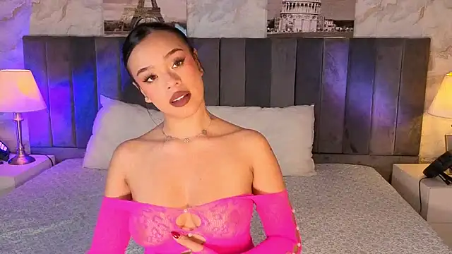 Snapshot of LiaHilton2 chatting on November 18, 2:32 pm LiaHilton2 online show from November 18, 2:32 pm