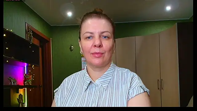 Snapshot of VeronikawGold chatting on July 6, 7:27 pm VeronikawGold online show from July 6, 7:27 pm