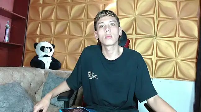 Snapshot of Noahoconor chatting on February 19, 8:20 pm Noahoconor online show from February 19, 8:20 pm