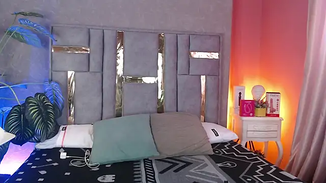 Tyla Ks online show from November 12, 7:35 pm