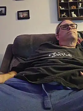 Snapshot of Smallone327 chatting on March 2, 7:37 am Smallone327 online show from March 2, 7:37 am