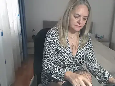 Snapshot of MatureDiana chatting on February 18, 7:10 am MatureDiana online show from February 18, 7:10 am