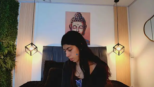 Snapshot of Cassie_bloom chatting on December 4, 7:44 pm Cassie bloom online show from December 4, 7:44 pm