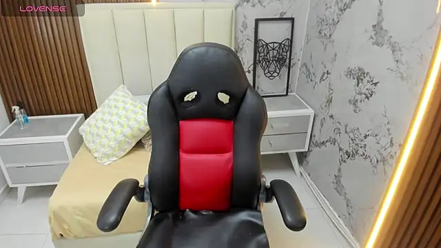 Snapshot of MEGANZARICK chatting on October 20, 12:27 pm MEGANZARICK online show from October 20, 12:27 pm