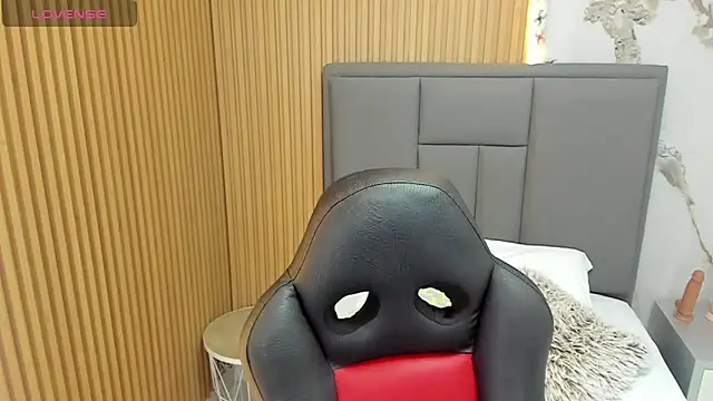 Snapshot of MEGANZARICK chatting on November 13, 2:43 am MEGANZARICK online show from November 13, 2:43 am