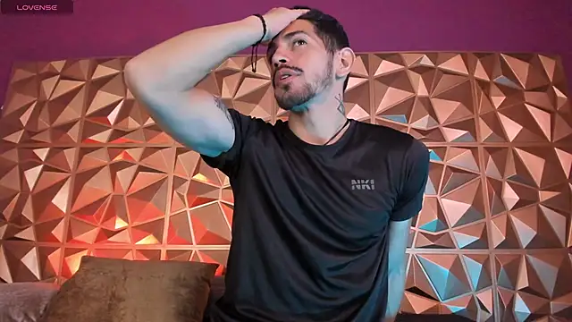 Snapshot of AlejandroStormm chatting on December 19, 6:04 pm AlejandroStormm online show from December 19, 6:04 pm