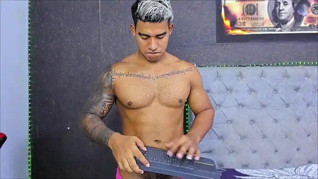 Snapshot of luigi_hot_ chatting on May 11, 4:04 pm luigi hot online show from May 11, 4:04 pm