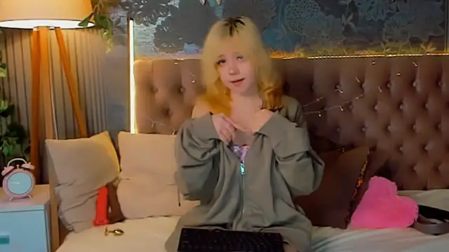 EmilyAngells online show from February 26, 7:29 am