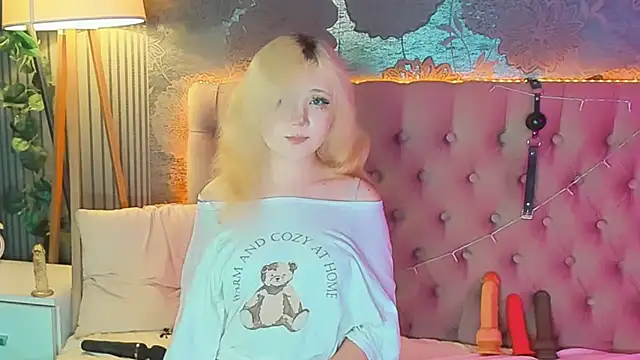 EmilyAngells online show from August 3, 9:04 am