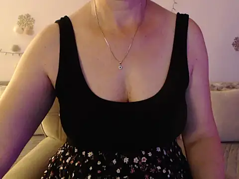 Snapshot of YourfantasyGiuly chatting on July 1, 6:37 am YourfantasyGiuly online show from July 1, 6:37 am
