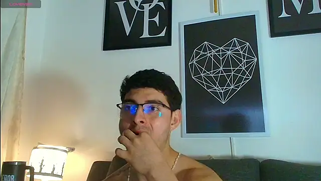 Snapshot of thomyafar chatting on December 1, 3:44 am thomyafar online show from December 1, 3:44 am