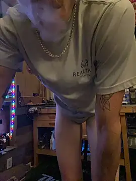 Snapshot of Polaroid_White chatting on October 28, 8:18 am Polaroid White online show from October 28, 8:18 am