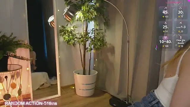 Snapshot of luna_joy_ chatting on April 18, 12:53 pm luna joy online show from April 18, 12:53 pm