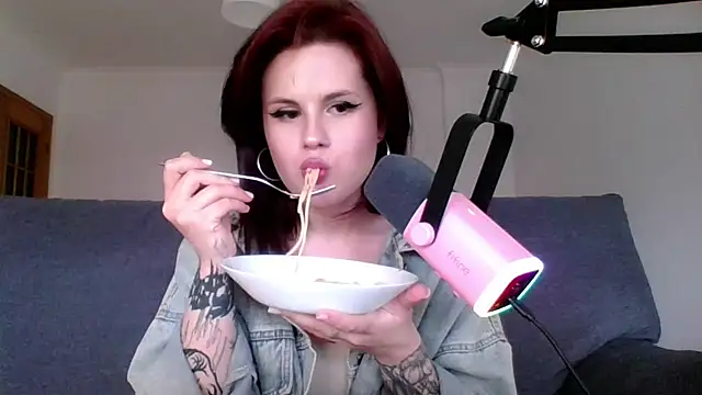 Snapshot of Della_Ideal chatting on March 6, 5:33 pm Della Ideal online show from March 6, 5:33 pm