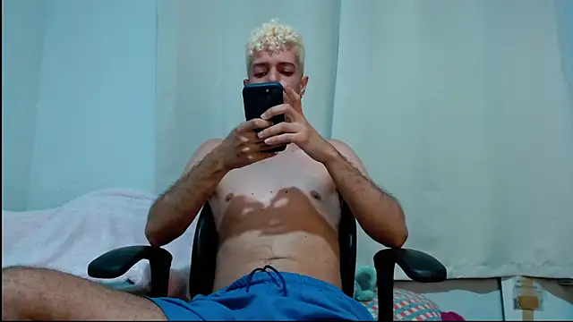 Snapshot of blondetwink chatting on February 28, 10:50 pm blondetwink online show from February 28, 10:50 pm