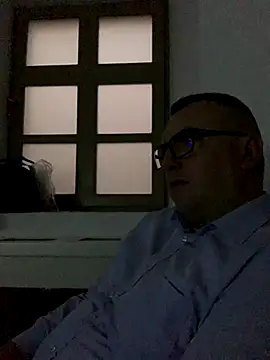 Snapshot of Mike8523 chatting on December 17, 5:35 am Mike8523 online show from December 17, 5:35 am