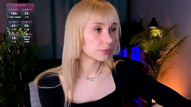 Snapshot of Cherry_Bite chatting on September 27, 10:37 pm Cherry Bite online show from September 27, 10:37 pm