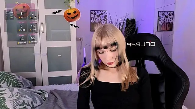 Snapshot of Cherry_Bite chatting on October 30, 9:37 pm Cherry Bite online show from October 30, 9:37 pm