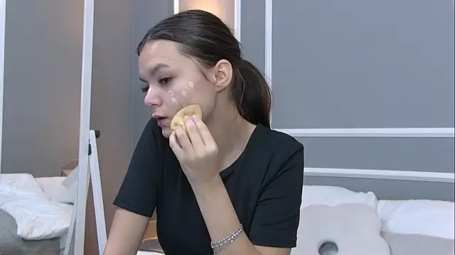 AsterQuinn online show from October 25, 3:40 pm