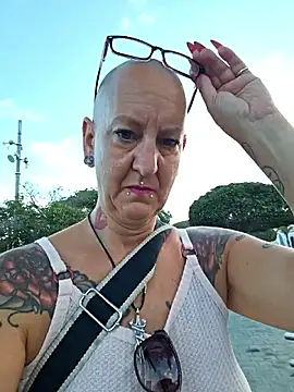 Snapshot of Emma_Milf25 chatting on September 24, 7:33 am Emma Milf25 online show from September 24, 7:33 am