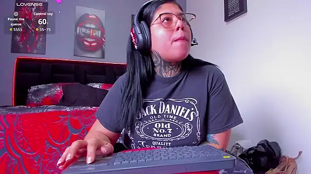 Snapshot of Veronika_metal chatting on July 10, 1:47 pm Veronika metal online show from July 10, 1:47 pm