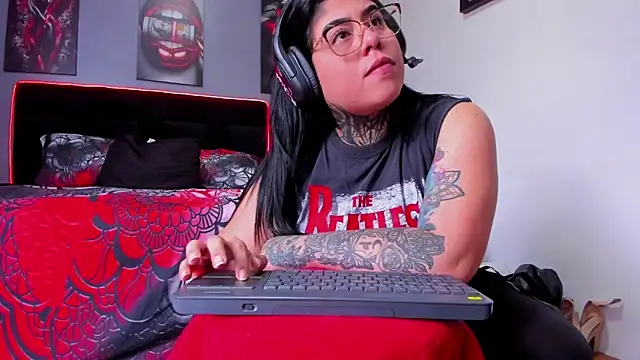 Snapshot of Veronika_metal chatting on July 29, 7:34 pm Veronika metal online show from July 29, 7:34 pm