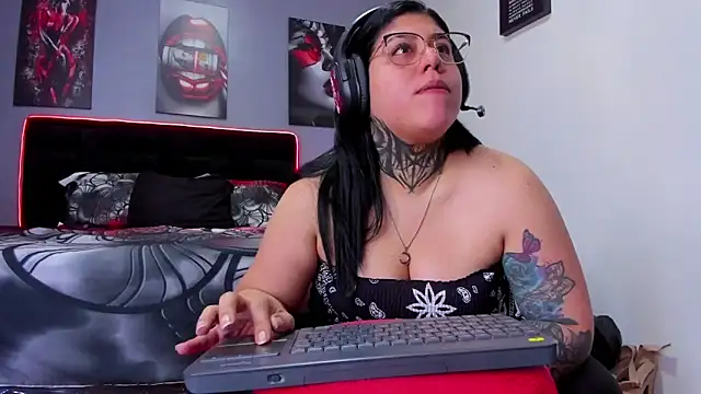 Snapshot of Veronika_metal chatting on August 4, 3:03 pm Veronika metal online show from August 4, 3:03 pm