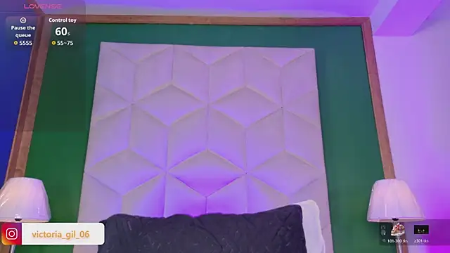 queen  violet online show from July 11, 7:05 pm