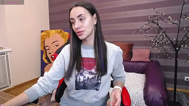 Snapshot of JenniferStone chatting on February 5, 8:11 am JenniferStone online show from February 5, 8:11 am