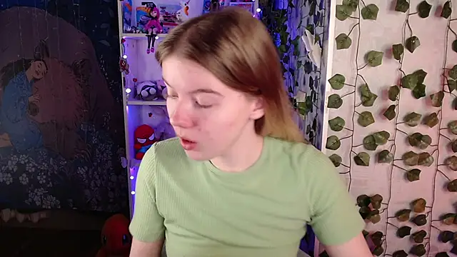 Snapshot of Strawberry_juli chatting on March 4, 1:45 am Strawberry juli online show from March 4, 1:45 am