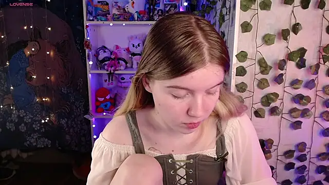 Snapshot of Strawberry_juli chatting on March 18, 2:15 am Strawberry juli online show from March 18, 2:15 am