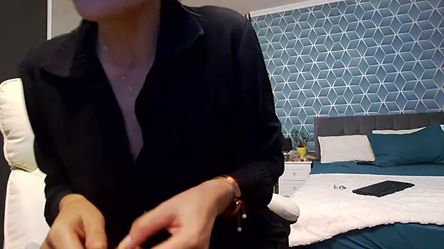 zoeylarkens online show from November 5, 4:40 pm