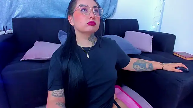 Snapshot of Curvybaddie99 chatting on November 6, 2:34 am Curvybaddie99 online show from November 6, 2:34 am