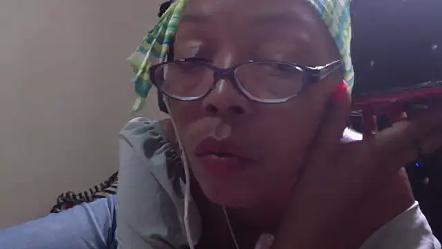 Snapshot of Ladyzee25 chatting on October 7, 2:47 pm Ladyzee25 online show from October 7, 2:47 pm