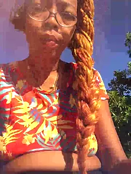 Snapshot of Ladyzee25 chatting on October 16, 12:17 pm Ladyzee25 online show from October 16, 12:17 pm