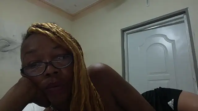 Snapshot of Ladyzee25 chatting on October 19, 9:21 am Ladyzee25 online show from October 19, 9:21 am