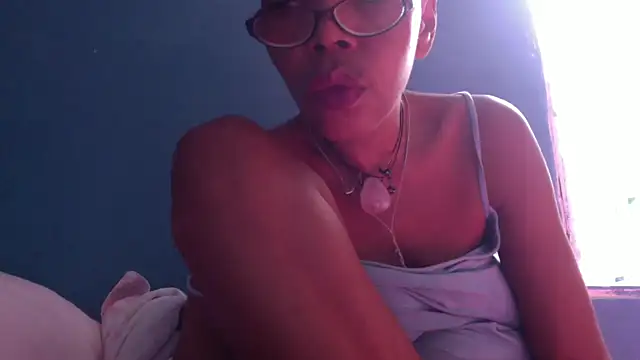 Snapshot of Ladyzee25 chatting on October 30, 6:19 pm Ladyzee25 online show from October 30, 6:19 pm