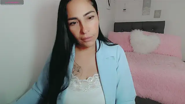 luna lgomez  online show from December 18, 11:38 am