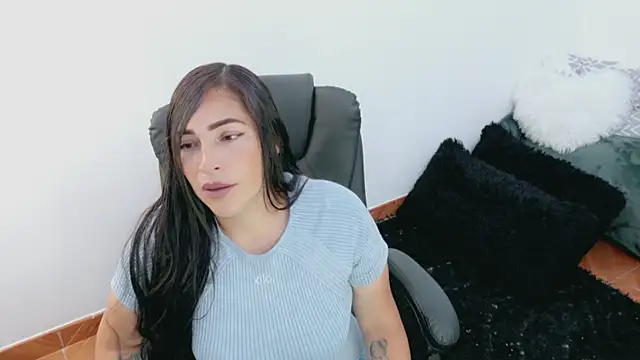 luna lgomez  online show from May 4, 11:50 am
