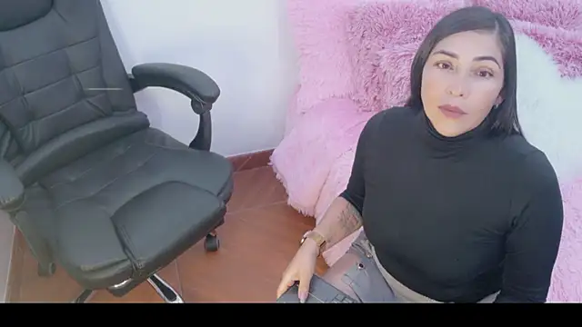 luna lgomez  online show from June 17, 12:13 am