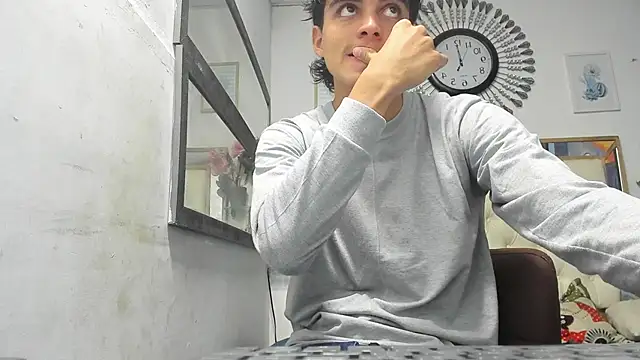 Snapshot of heiker_ chatting on March 17, 1:35 am heiker online show from March 17, 1:35 am