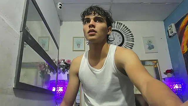 Snapshot of heiker_ chatting on March 18, 2:04 am heiker online show from March 18, 2:04 am