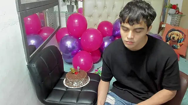 Snapshot of heiker_ chatting on October 16, 3:18 am heiker online show from October 16, 3:18 am