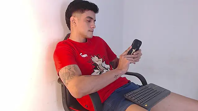 Snapshot of adam_levis17 chatting on October 27, 7:12 am adam levis17 online show from October 27, 7:12 am