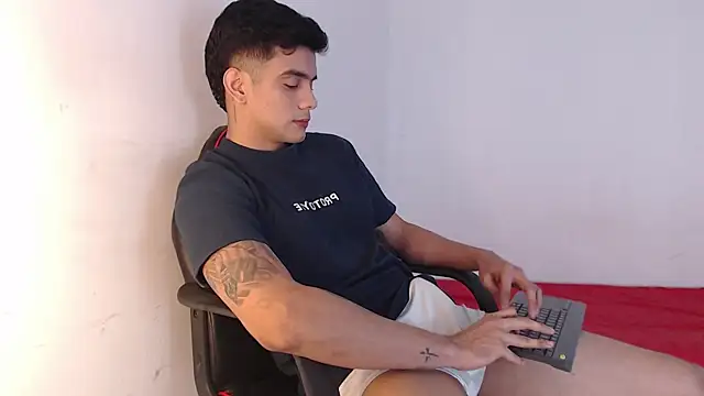 Snapshot of adam_levis17 chatting on October 29, 4:59 am adam levis17 online show from October 29, 4:59 am