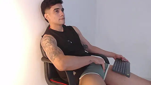 Snapshot of adam_levis17 chatting on November 23, 5:07 am adam levis17 online show from November 23, 5:07 am